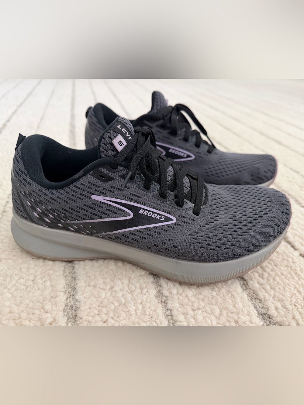 Brooks Levitate 5 Gray Purple Running Athletic Shoes Sneakers Womens Size 8.5
